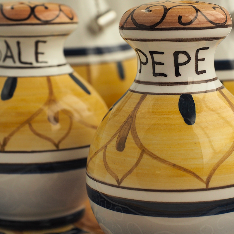 Set Olio Aceto Sale Pepe con Vassoio Pesaro 3 1 - Ceramica di Deruta